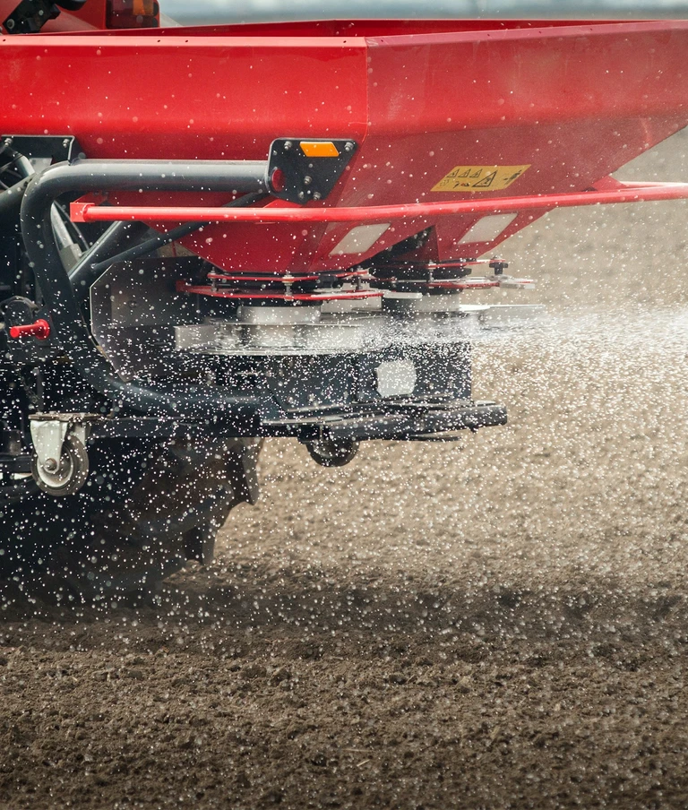 Rozsypywanie nawozu na&nbsp;polu